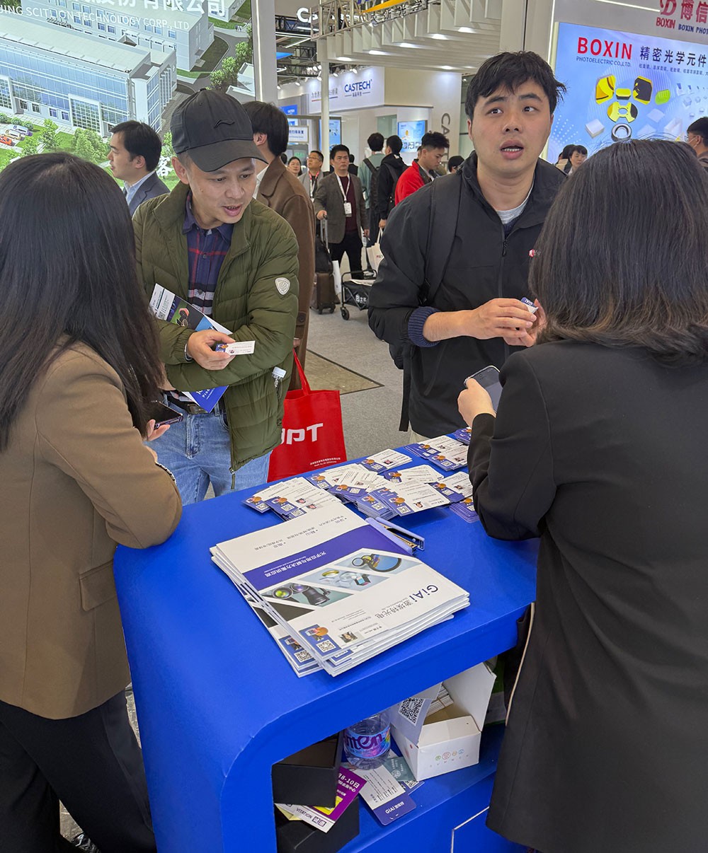 激埃特现场工作人员为参观者讲解2