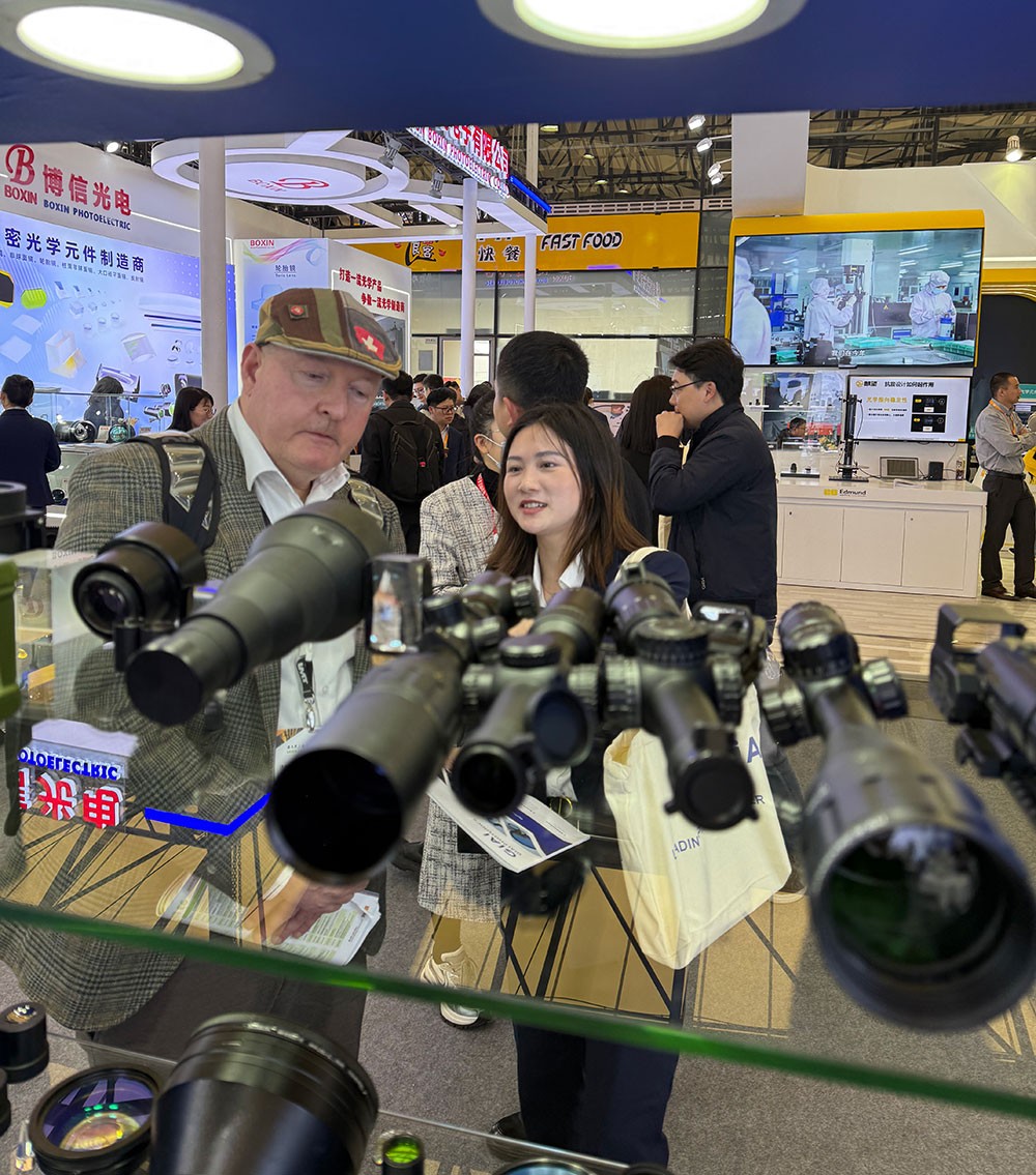 激埃特现场工作人员为参观者讲解3