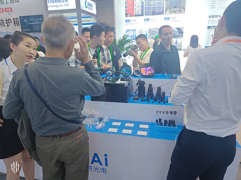 激埃特工作人员为现场人员讲解