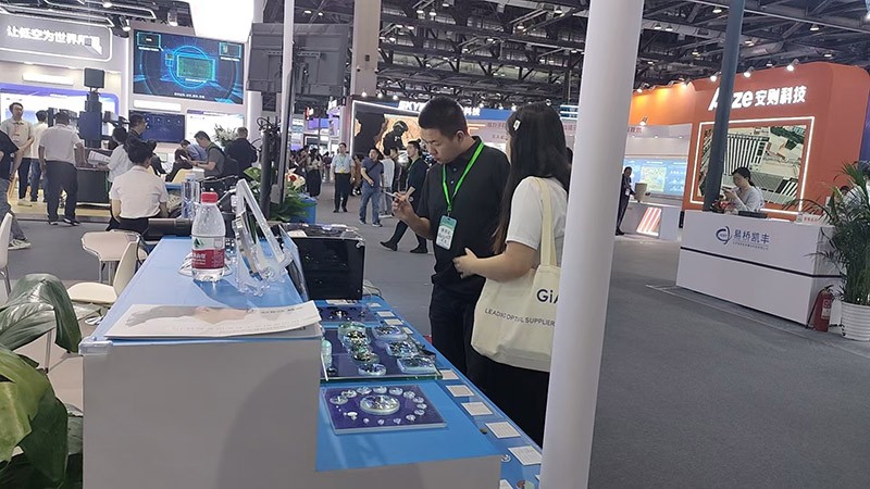 激埃特工作人员为现场人员讲解2