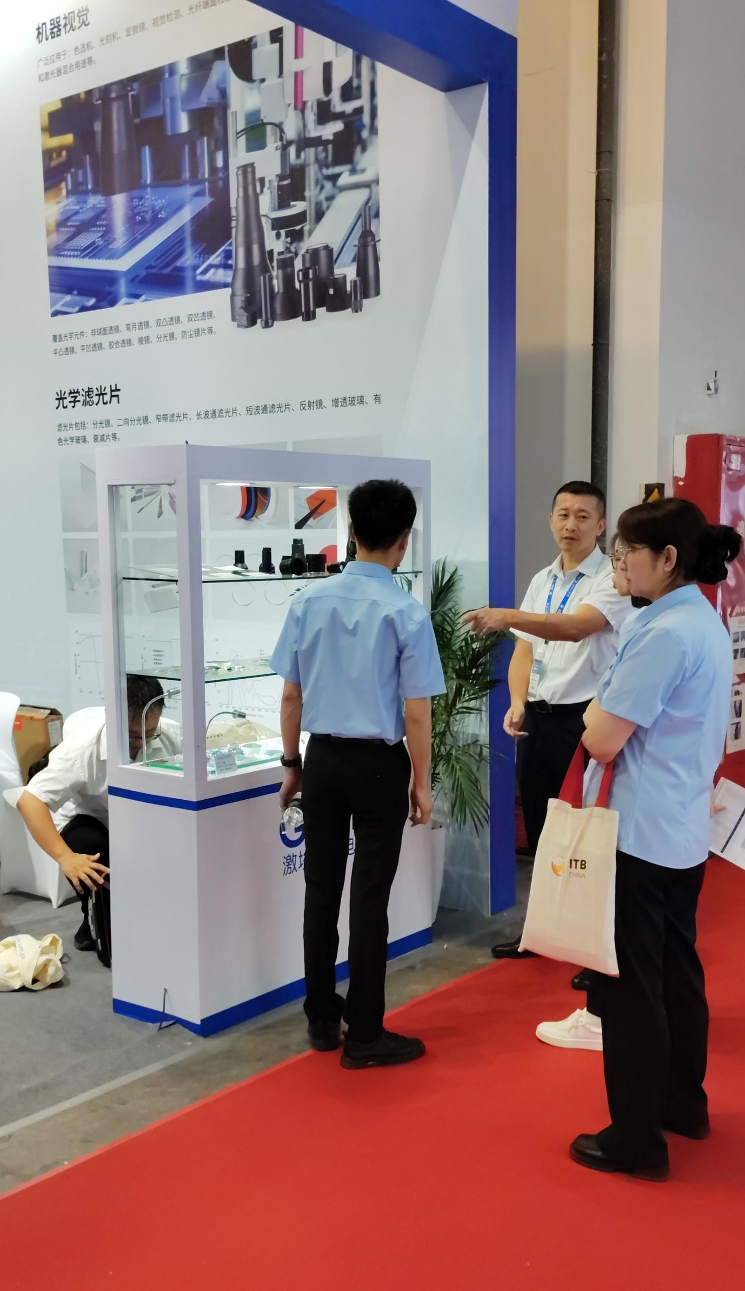 激埃特工作人员为现场参演者讲解